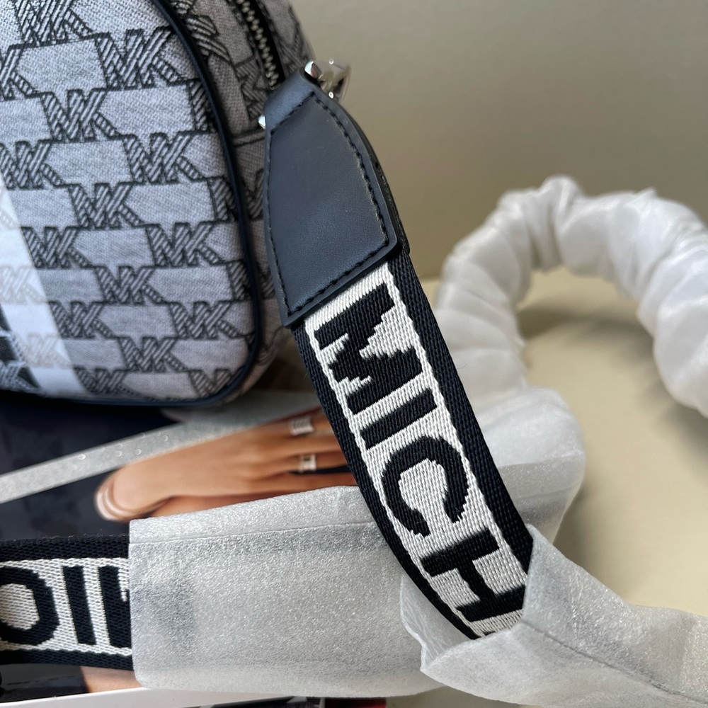 (new+tag) Michael Kors jet set travel oval camera crossbody color black/white - Picture 7 of 12